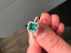 1.07ct刻面祖母绿戒指