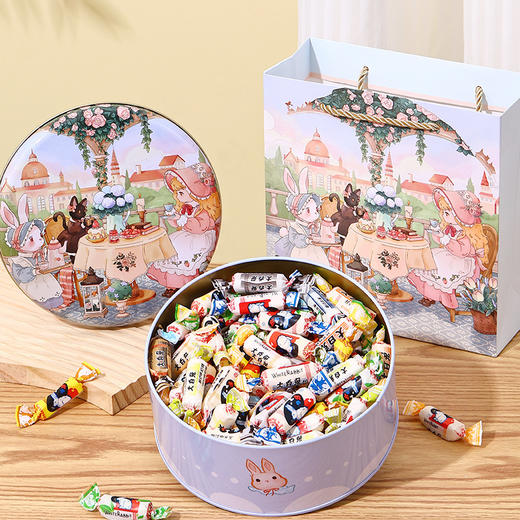 【冠生园大白兔奶糖礼盒装】回忆童年，味蕾再现。香滑浓郁。混合口味，为味蕾带来更多惊喜。是一份口感和心情的甜蜜礼物，送给亲朋好友都相宜；元旦、情人节、生日与新年，每一个重要时刻都不能错过！ 商品图9