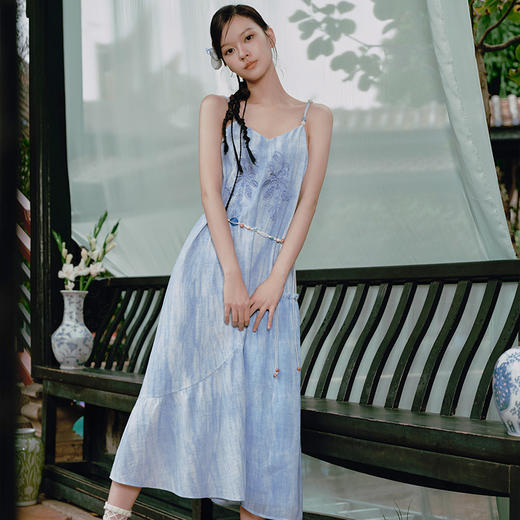 两三事水影香山2025春季新款优雅绣花串珠腰绳渐变色吊带裙连衣裙 商品图1