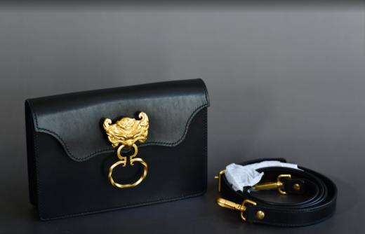 錾刻瑞兽扣意大利植鞣皮包 商品图0