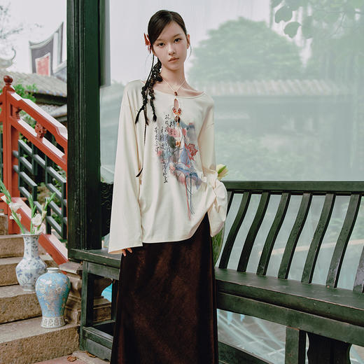 两三事藕花深处2025春季新款复古水墨印花串珠挂脖长袖t恤女宽松 商品图3
