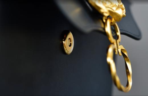 錾刻瑞兽扣意大利植鞣皮包 商品图1