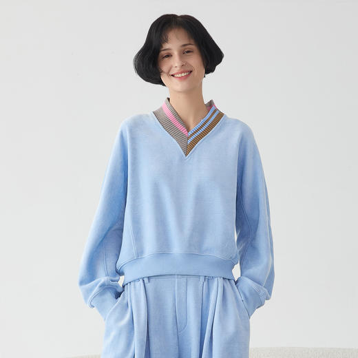 谜底V领套头卫衣女2025春季新品休闲风时尚拼接撞色上衣251MV0054 商品图0