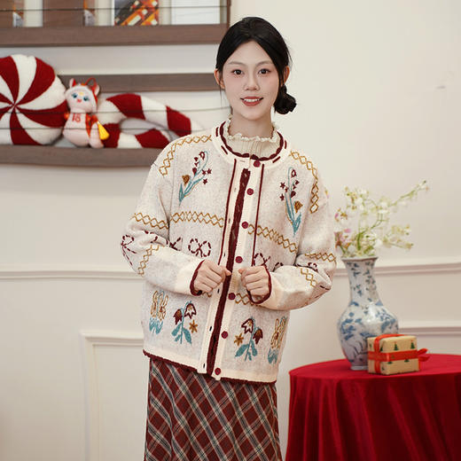 两三事 爱语缱绻 2025春季新款森女风毛球绑带花色毛衣开衫女宽松 商品图4