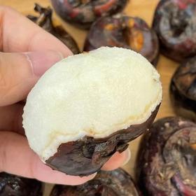 【荔浦马蹄】皮薄肉厚，肉质清脆，细腻无渣，甜嫩多汁贼好吃！而且，新鲜采挖，还带着泥土呢，比超市买的那些新鲜多了！用水一洗，外皮就亮闪闪的，削皮后更是白白净净，看着就让人想咬一口！