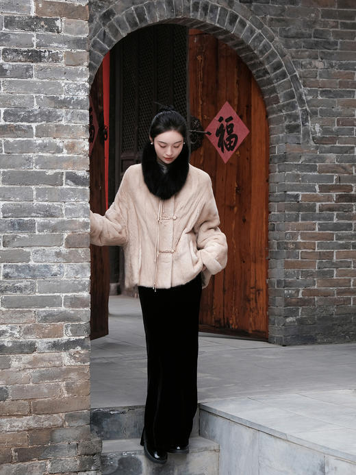 盛唐婧|狐狸毛磁扣围脖-黑/白/杏可选[特价品] 商品图11
