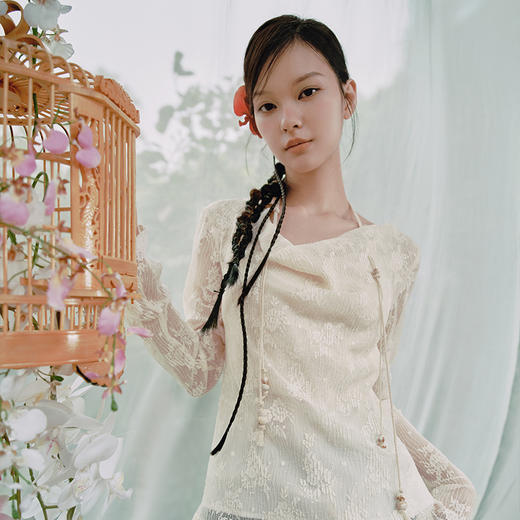 两三事 朝花松月 2025春季新款串珠挂脖堆堆领两件套镂空蕾丝衫女S25CLS367 商品图3