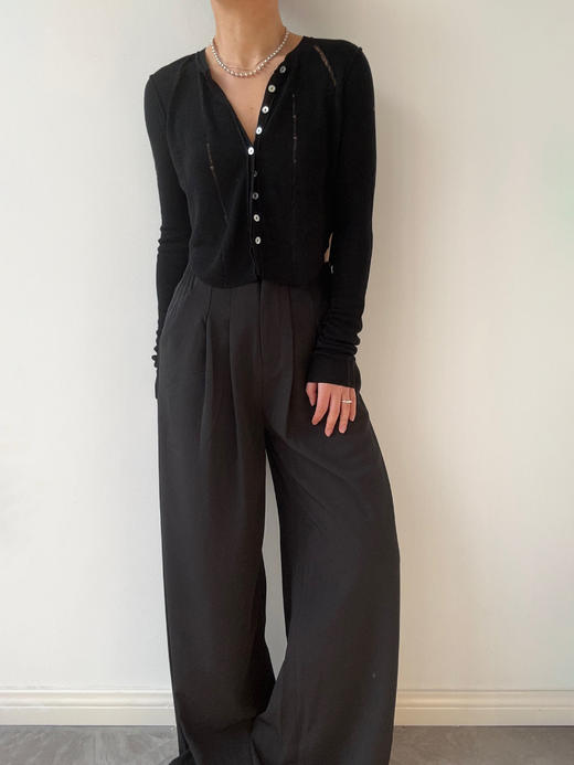 TU｜C02SS23-KW02-BK00 黑色羊毛短款针织开衫 商品图3