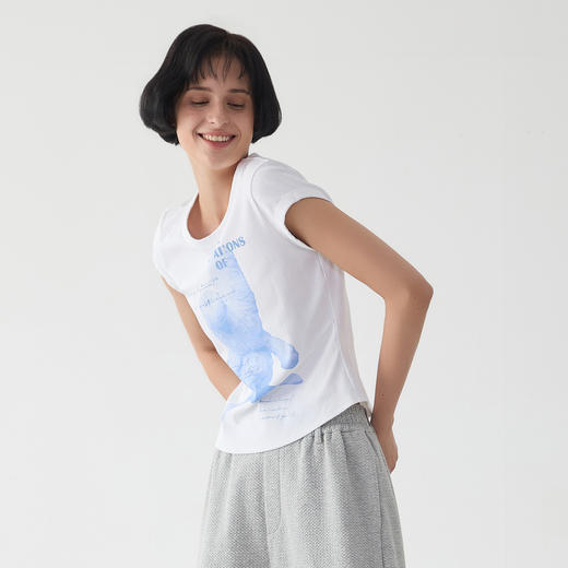 谜底印花T恤短袖女2025春季新品百搭休闲修身棉弹上衣251MT0144 商品图1