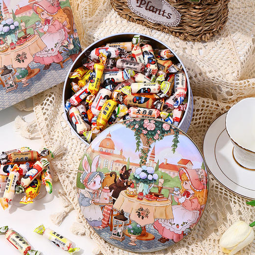 【冠生园大白兔奶糖礼盒装】回忆童年，味蕾再现。香滑浓郁。混合口味，为味蕾带来更多惊喜。是一份口感和心情的甜蜜礼物，送给亲朋好友都相宜；元旦、情人节、生日与新年，每一个重要时刻都不能错过！ 商品图1