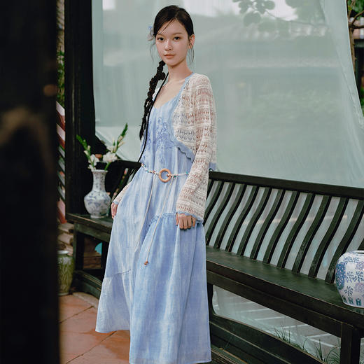 两三事水影香山2025春季新款优雅绣花串珠腰绳渐变色吊带裙连衣裙 商品图3