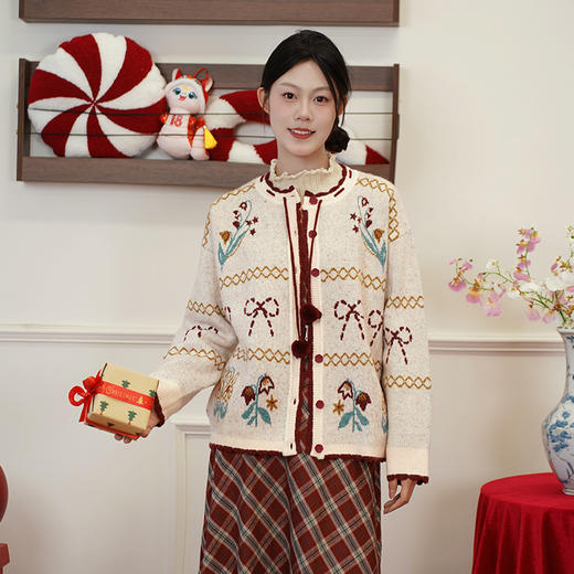 两三事 爱语缱绻 2025春季新款森女风毛球绑带花色毛衣开衫女宽松 商品图3
