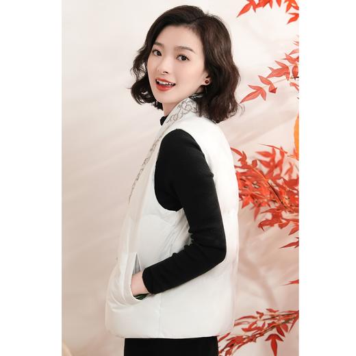 西子/【格桑】90鹅绒V领国风刺绣盘扣羽绒服背心/MJBH717 商品图1