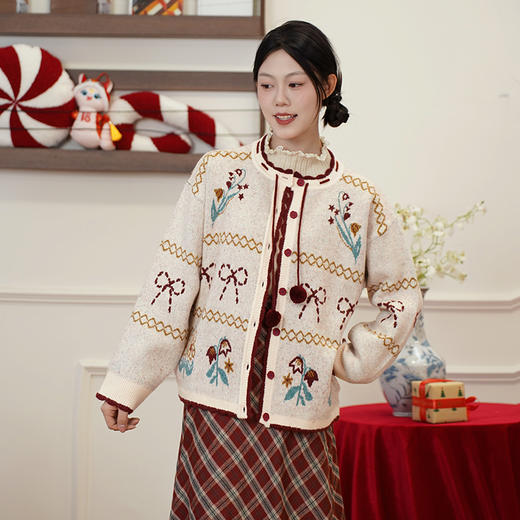 两三事 爱语缱绻 2025春季新款森女风毛球绑带花色毛衣开衫女宽松 商品图2