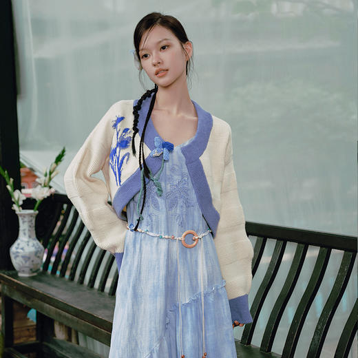 两三事 春庭听雨 2025春季新款复古立体花朵短款花色毛衣开衫女 商品图2