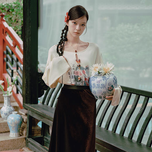 两三事藕花深处2025春季新款复古水墨印花串珠挂脖长袖t恤女宽松 商品图1