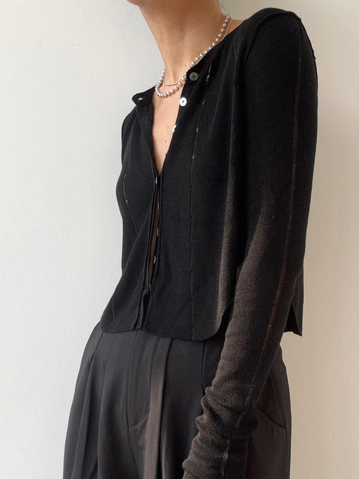 TU｜C02SS23-KW02-BK00 黑色羊毛短款针织开衫 商品图5