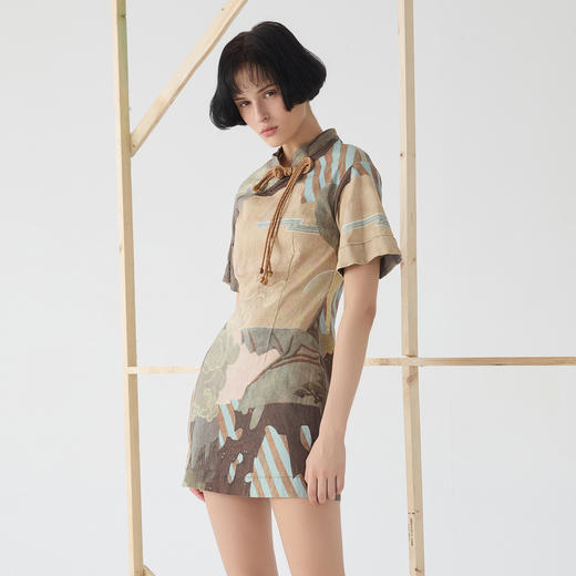 谜底新中式连衣裙短袖女2025春新品主题印花设计感短裙251ML0040 商品图1