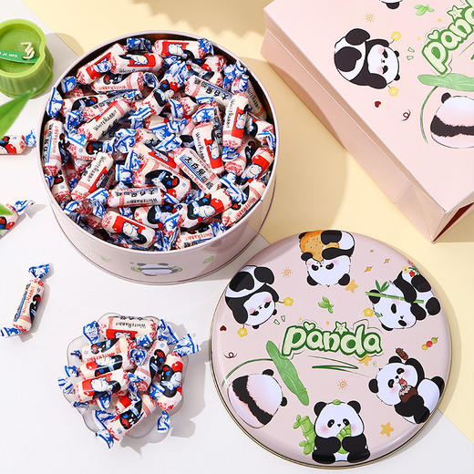 【冠生园大白兔奶糖礼盒装】回忆童年，味蕾再现。香滑浓郁。混合口味，为味蕾带来更多惊喜。是一份口感和心情的甜蜜礼物，送给亲朋好友都相宜；元旦、情人节、生日与新年，每一个重要时刻都不能错过！ 商品图2