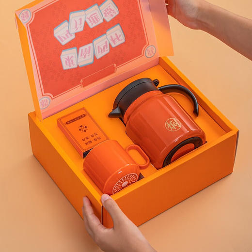 【分仓直发包邮】無侘居「东南西杯」茶礼套装D（掼蛋版）（焖茶壶：1000ml x 1 个 优质陶瓷马克杯：300ml x 1个 掼蛋精美扑克牌：2盒） 商品图2