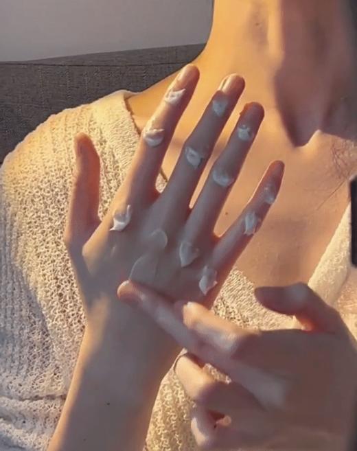 【橘点 滋润美肌香水型护手霜】香奈儿同款高级蔚蓝香，好闻到上头深层滋养，改善粗糙、干燥、倒刺!多种润手成分:葡萄籽油+二裂酵母+透明质酸钠 商品图1