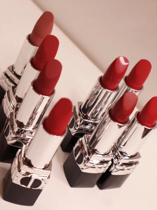 【蛇年款迪奥口红Mini五件套】 新年限定礼盒 Dior你真的好懂中国红 一抹新年「红」稳坐C位~ 整个系列的颜色都好适合新年哦 教你轻松拿捏新年氛围感!质地是丝绒和哑光二合一妆效~ 商品图3