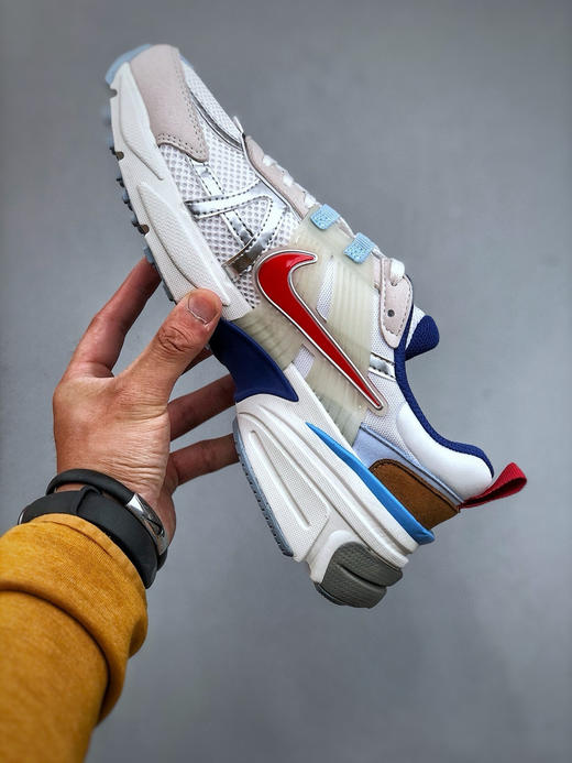 秋冬特惠💰340 Nike V2k Runtekk "Summit White Metallic Silver'' 减震防滑低帮 复古老爹鞋跑步鞋 鞋款被命名为 Runtekk 设计 商品图1