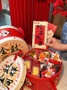 【现货】金鼓同辉·蛇年限定常温点心礼盒 (赠艾草养生锤一把及新年款式红包两个) 商品缩略图3
