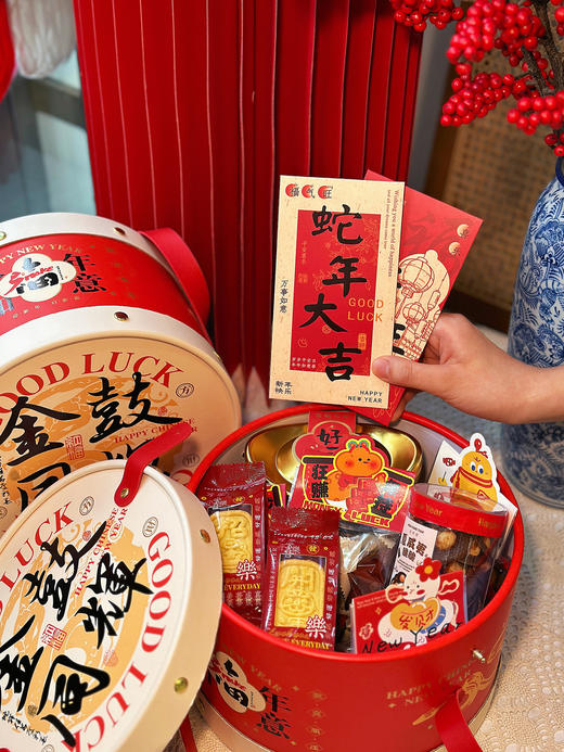 【现货】金鼓同辉·蛇年限定常温点心礼盒 (赠艾草养生锤一把及新年款式红包两个) 商品图3