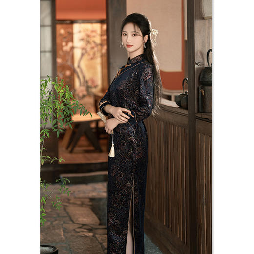 GX2025春夏新款丝绒雕印长款七分袖旗袍 商品图3