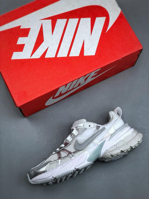 秋冬特惠💰340 Nike V2k Runtekk "Summit White Metallic Silver'' 减震防滑低帮 复古老爹鞋跑步鞋 鞋款被命名为 Runtekk 设计 商品图2