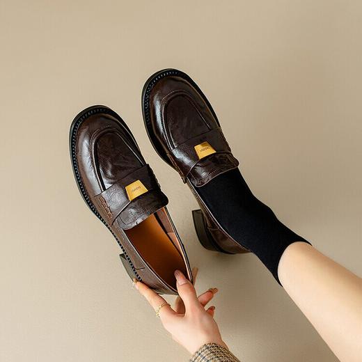 【预售5天】复古粗跟圆头乐福鞋女春秋新款手抓纹羊皮一脚蹬单鞋英伦风小皮鞋NJMK&K836 商品图2