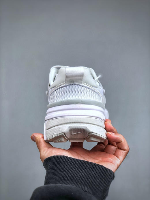 秋冬特惠💰340 Nike V2k Runtekk "Summit White Metallic Silver'' 减震防滑低帮 复古老爹鞋跑步鞋 鞋款被命名为 Runtekk 设计 商品图6