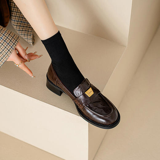 【预售5天】复古粗跟圆头乐福鞋女春秋新款手抓纹羊皮一脚蹬单鞋英伦风小皮鞋NJMK&K836 商品图0