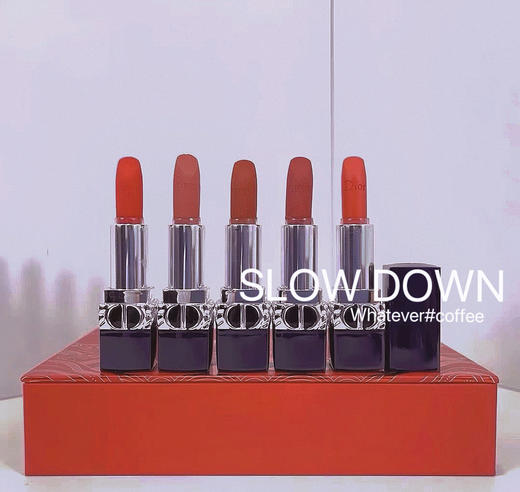 【蛇年款迪奥口红Mini五件套】 新年限定礼盒 Dior你真的好懂中国红 一抹新年「红」稳坐C位~ 整个系列的颜色都好适合新年哦 教你轻松拿捏新年氛围感!质地是丝绒和哑光二合一妆效~ 商品图2