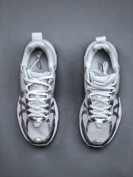 秋冬特惠💰340 Nike V2k Runtekk "Summit White Metallic Silver'' 减震防滑低帮 复古老爹鞋跑步鞋 鞋款被命名为 Runtekk 设计 商品图4