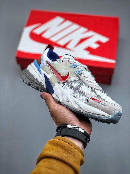 秋冬特惠💰340 Nike V2k Runtekk "Summit White Metallic Silver'' 减震防滑低帮 复古老爹鞋跑步鞋 鞋款被命名为 Runtekk 设计 商品图0