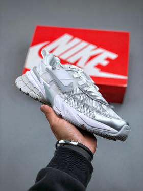 秋冬特惠💰340 Nike V2k Runtekk "Summit White Metallic Silver'' 减震防滑低帮 复古老爹鞋跑步鞋 鞋款被命名为 Runtekk 设计