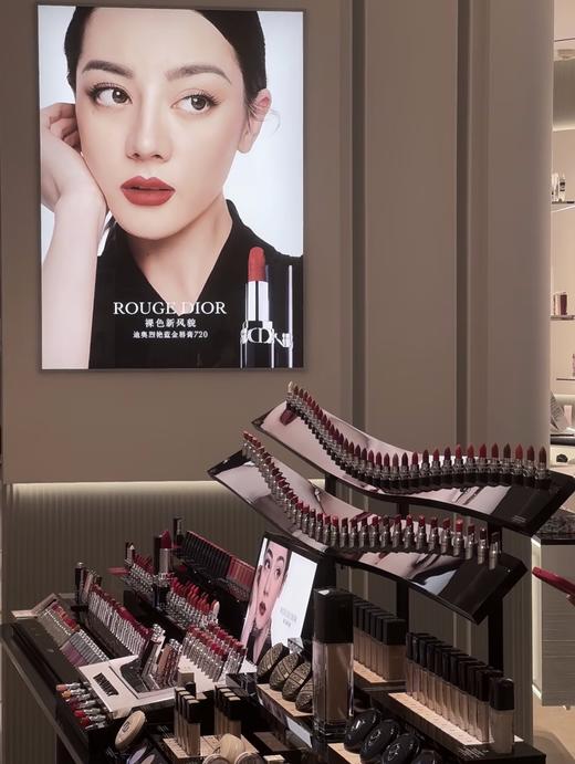 【蛇年款迪奥口红Mini五件套】 新年限定礼盒 Dior你真的好懂中国红 一抹新年「红」稳坐C位~ 整个系列的颜色都好适合新年哦 教你轻松拿捏新年氛围感!质地是丝绒和哑光二合一妆效~ 商品图4