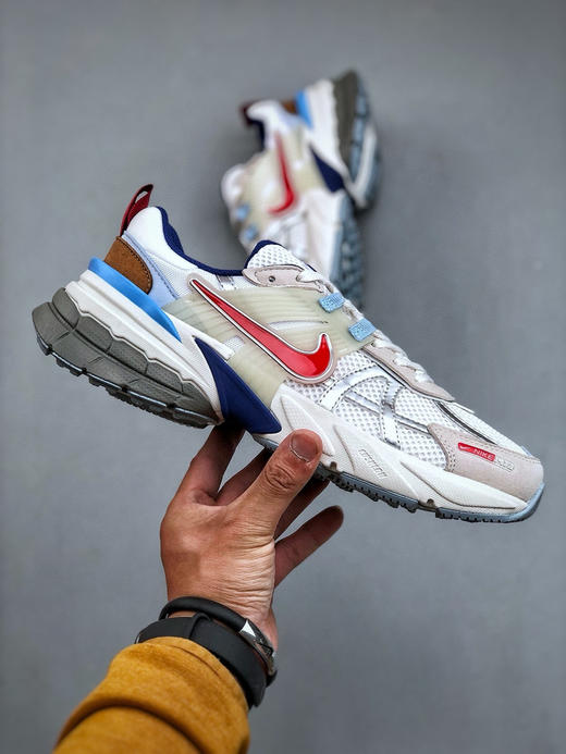 秋冬特惠💰340 Nike V2k Runtekk "Summit White Metallic Silver'' 减震防滑低帮 复古老爹鞋跑步鞋 鞋款被命名为 Runtekk 设计 商品图3