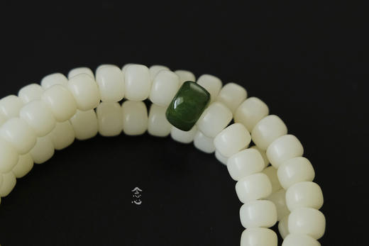 白玉菩提碧玉南红猛玛象牙三通花雕件念珠 商品图1