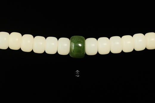 白玉菩提碧玉南红猛玛象牙三通花雕件念珠 商品图3