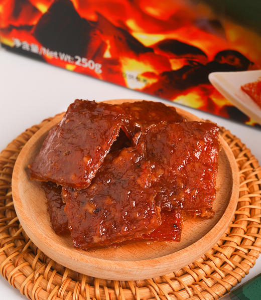 【肉脯煌黑松露猪肉脯】添加4%黑松露 香鲜浓郁 ✅ 精选新鲜里脊肉，不添加鸡肉、淀粉 ✅ 3斤鲜猪肉才能出1斤猪肉脯 用的是传统碳烤工艺，吃起来有股淡淡的烤肉香味 商品图6