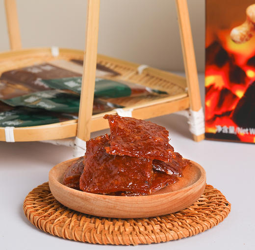 【肉脯煌黑松露猪肉脯】添加4%黑松露 香鲜浓郁 ✅ 精选新鲜里脊肉，不添加鸡肉、淀粉 ✅ 3斤鲜猪肉才能出1斤猪肉脯 用的是传统碳烤工艺，吃起来有股淡淡的烤肉香味 商品图3