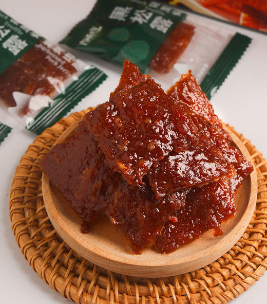 【肉脯煌黑松露猪肉脯】添加4%黑松露 香鲜浓郁 ✅ 精选新鲜里脊肉，不添加鸡肉、淀粉 ✅ 3斤鲜猪肉才能出1斤猪肉脯 用的是传统碳烤工艺，吃起来有股淡淡的烤肉香味 商品图1