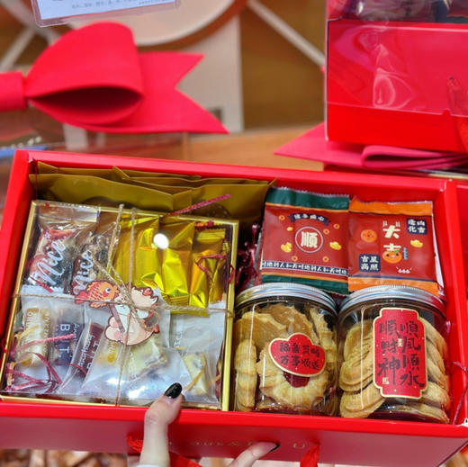 蝴蝶结新年礼盒（曲奇 雪花酥 糖果 饼干） 商品图0