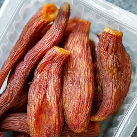 【整根烤地瓜】精选天目小香薯，四蒸四烘+超 100 小时低温烘烤，肉质鲜嫩，口感软糯似杏脯，不干不硬不黏牙，膳食纤维丰富，薯香浓郁。规格：200g/盒 （每盒8-12根左右 ）