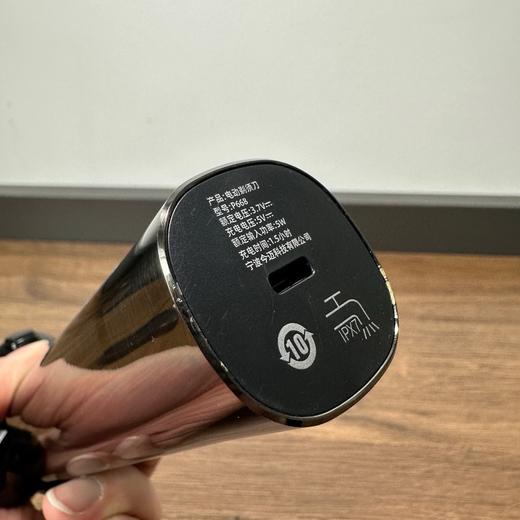 菲科亚全身水洗IP7X防水三头剃须刀不锈钢机身高配版 商品图5