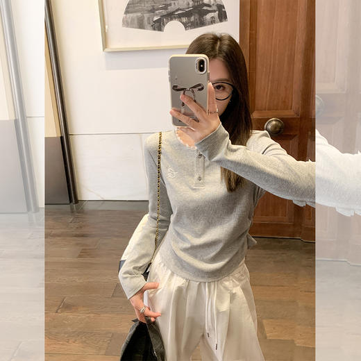 <曾小咸推荐>温柔花灰色蕾丝领边上衣长袖T恤 商品图1