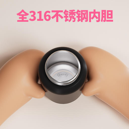 【可爱卡通造型，斜挎便携】范范熊宝宝可爱卡通保温杯 316不锈钢内胆 斜挎便携吸管水杯子-QQ 商品图2